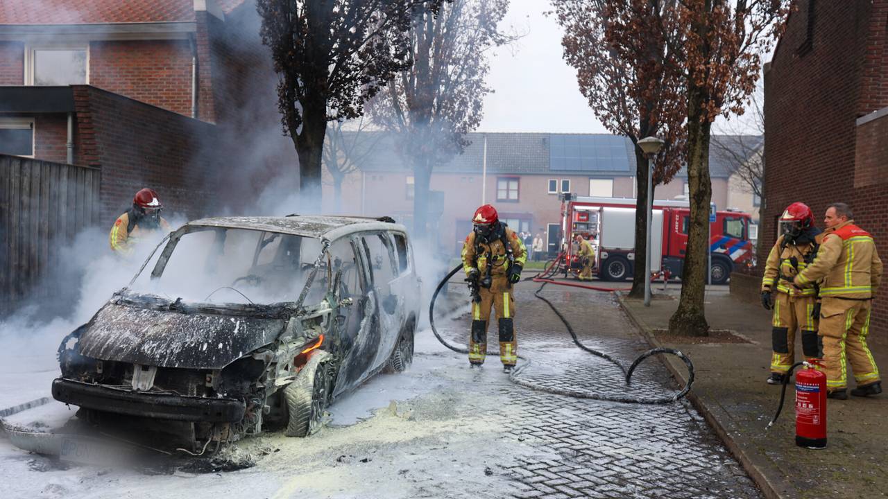 De wagen brandde geheel uit (foto: Arno van der Linden/SQ Vision Mediaprodukties).