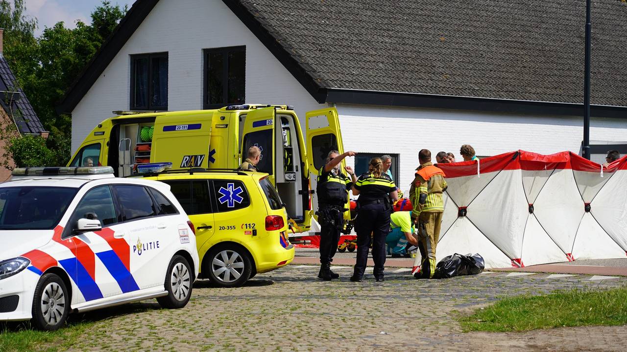 Veel hulp nadat een fietser onwel was geworden (foto: Jeroen Stuve/SQ Vision).