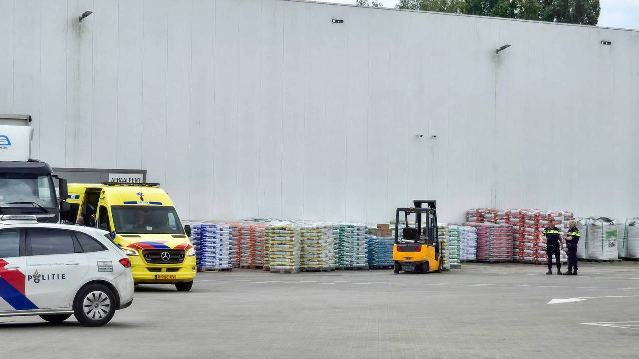 Man gewond naar het ziekenhuis na aanrijding heftruck