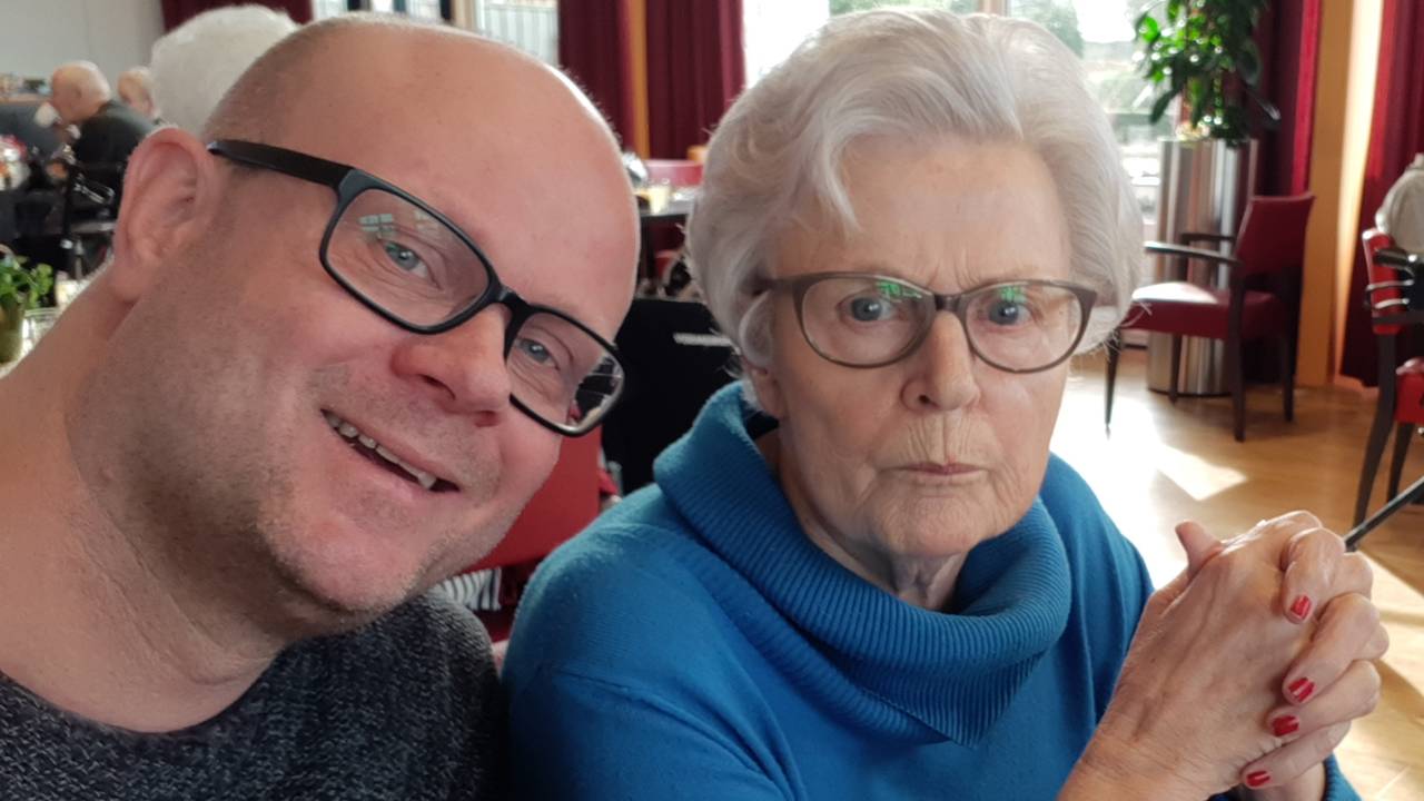 Maarten Brink en zijn moeder, toen hij haar nog mocht bezoeken.
