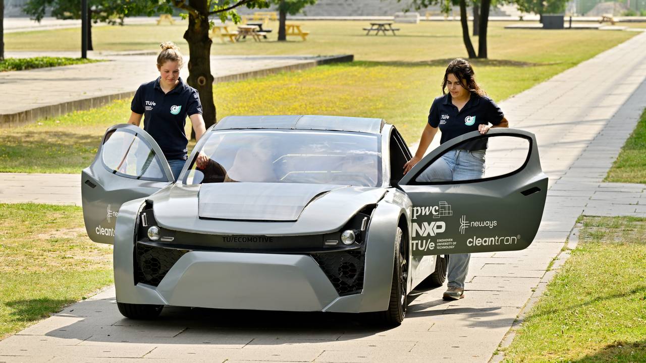 Studenten van de TU Eindhoven met het prototype auto waar het filter in verwerkt zit.