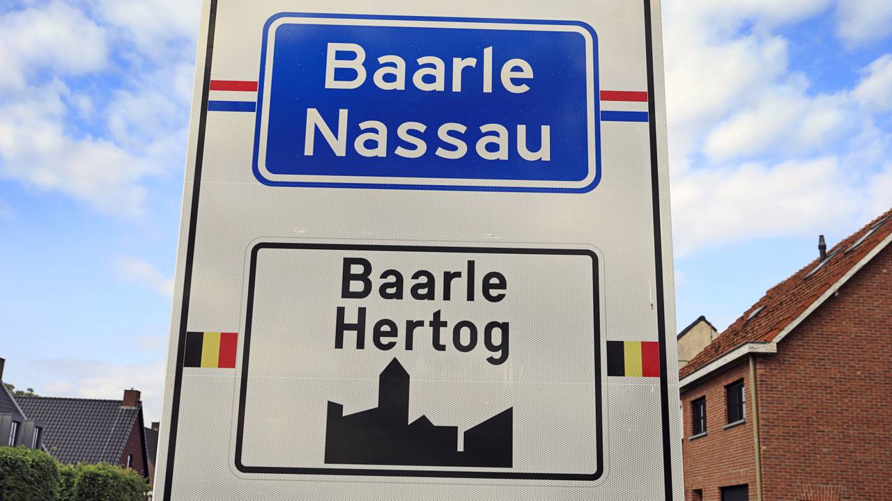 De grens tussen Baarle-Nassau en Baarle-Hertog loopt kriskras door het dorp (foto: ANP 2023/Branko de Lang).