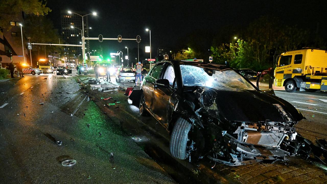 Ravage na botsing autos, weg bezaaid met brokstukken en glas.