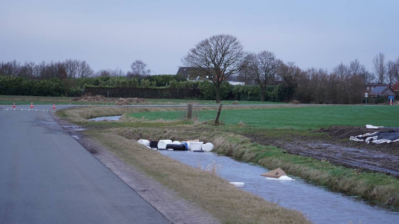 De sloot waar de troep werd gevonden (foto: Jeroen Stuve/SQ Vision).