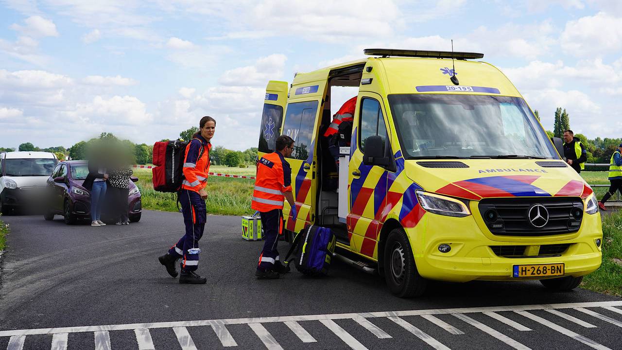 Wielrenner zwaargewond na botsing met bestelbusje, traumaheli opgeroepen.