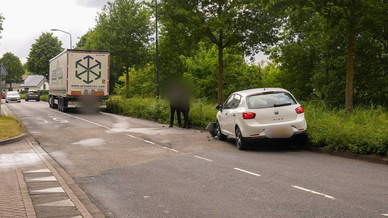 De twee voertuigen die bij het ongeluk betrokken waren (foto: Harrie Grijseels/Persbureau Heitink).