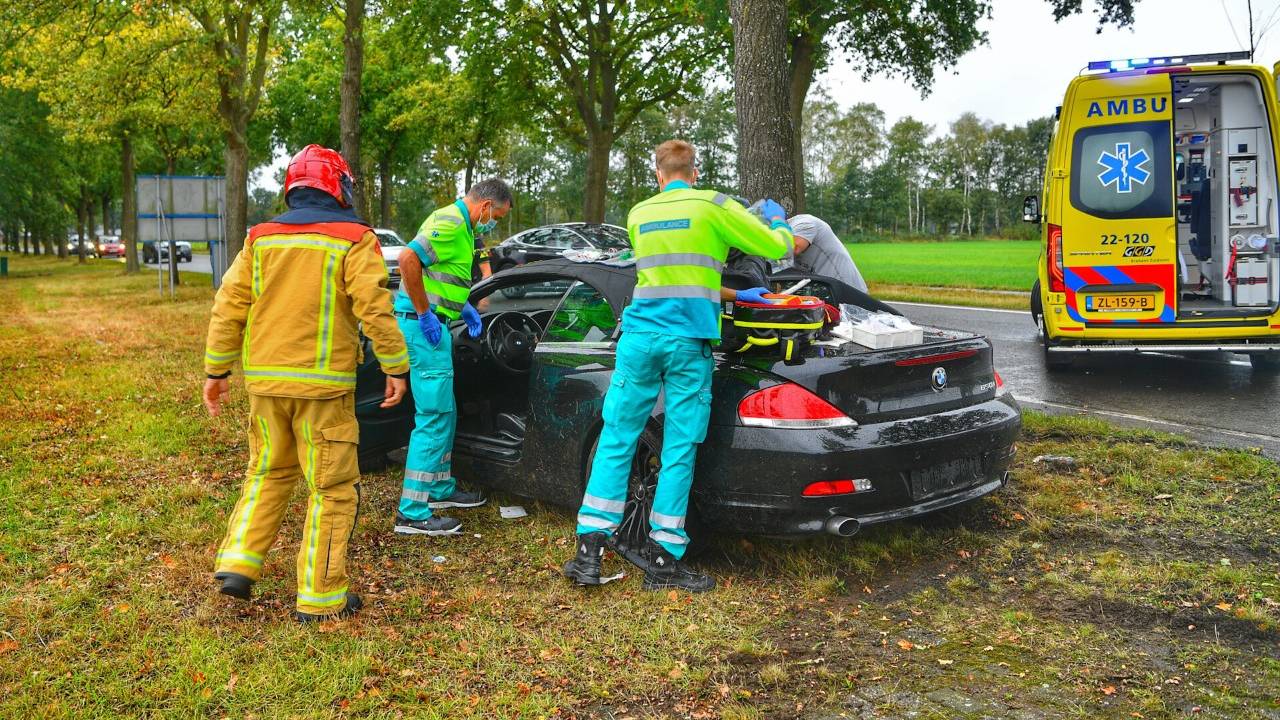 De BMW kwam langs de andere weghelft tot stilstand. (Foto: Rici Vogels / SQ Vision)