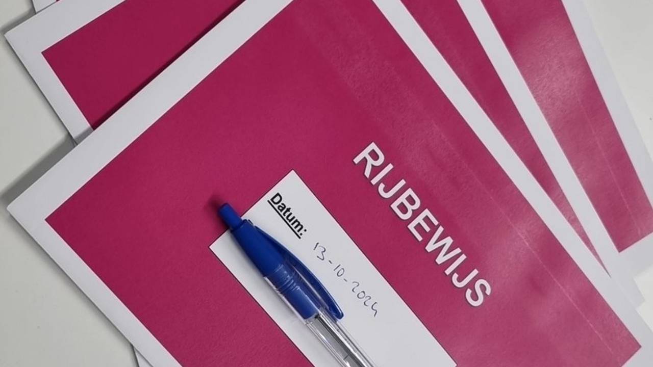 De automobilist uit Zaltbommel was niet de enige die afgelopen nacht zijn rijbewijs moest inleveren vanwege veel te hard rijden (foto: X/Verkeerspolitie Oost-Brabant).