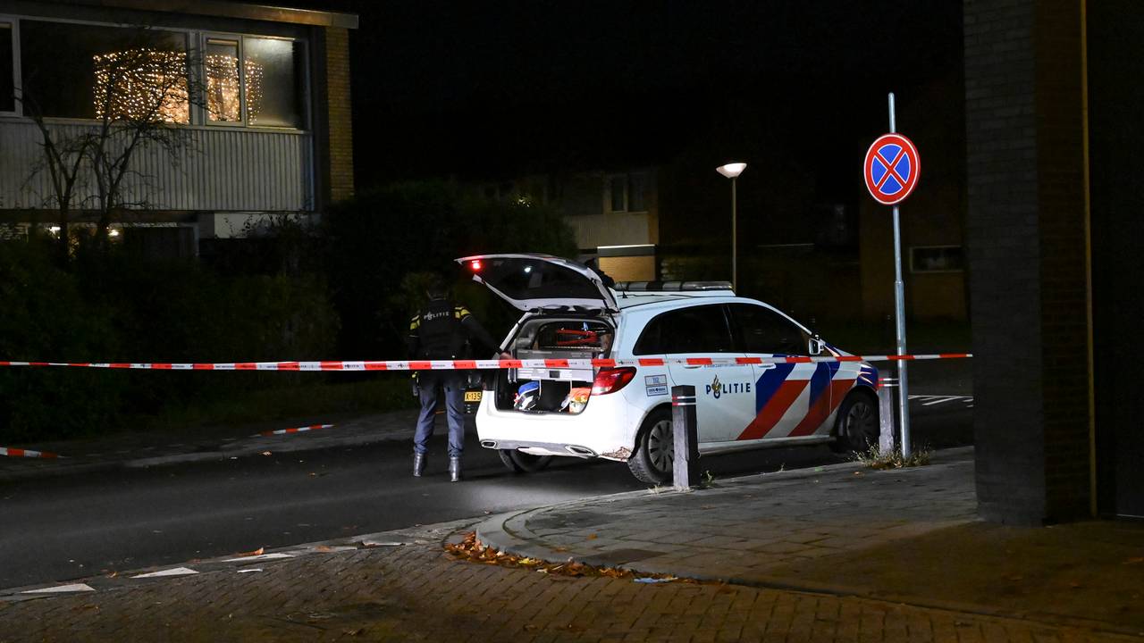 De politie doet onderzoek rond winkelcentrum De Burcht in Breda (foto: Perry Roovers/SQ Vision).