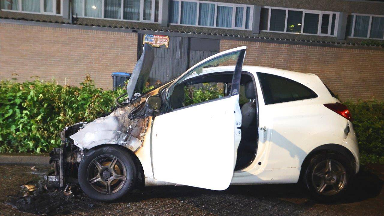 Hoe de brand kon uitbreken bij de geparkeerde auto aan de Slagendreef in Den Bosch wordt onderzocht (foto: Bart Meesters).