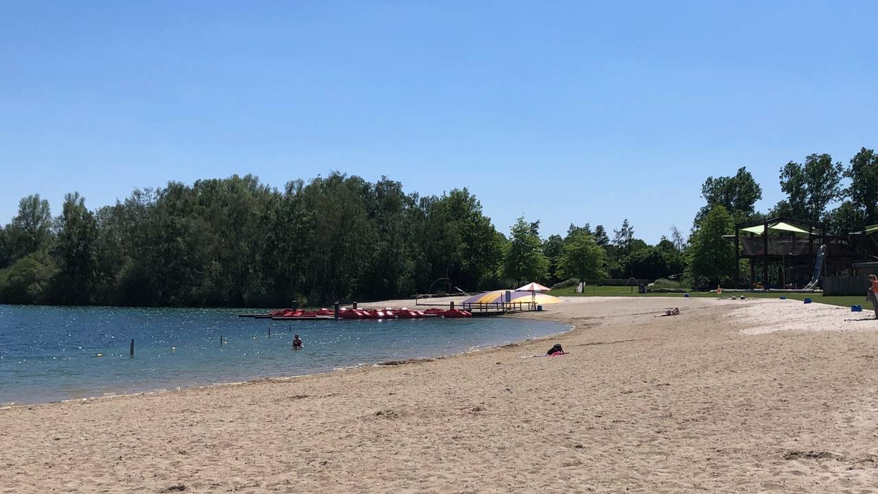 Mark en Ellis genieten van een 'privé-strandje' bij Hemelrijk.