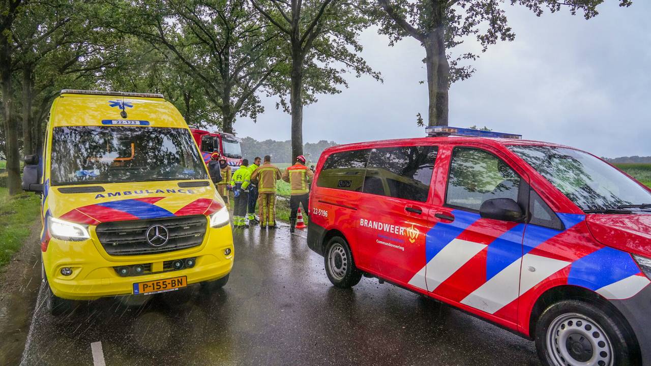Diverse hulpdiensten zijn aanwezig op de Lieropsedijk in Someren (foto: Dave Hendriks/SQ Vision).