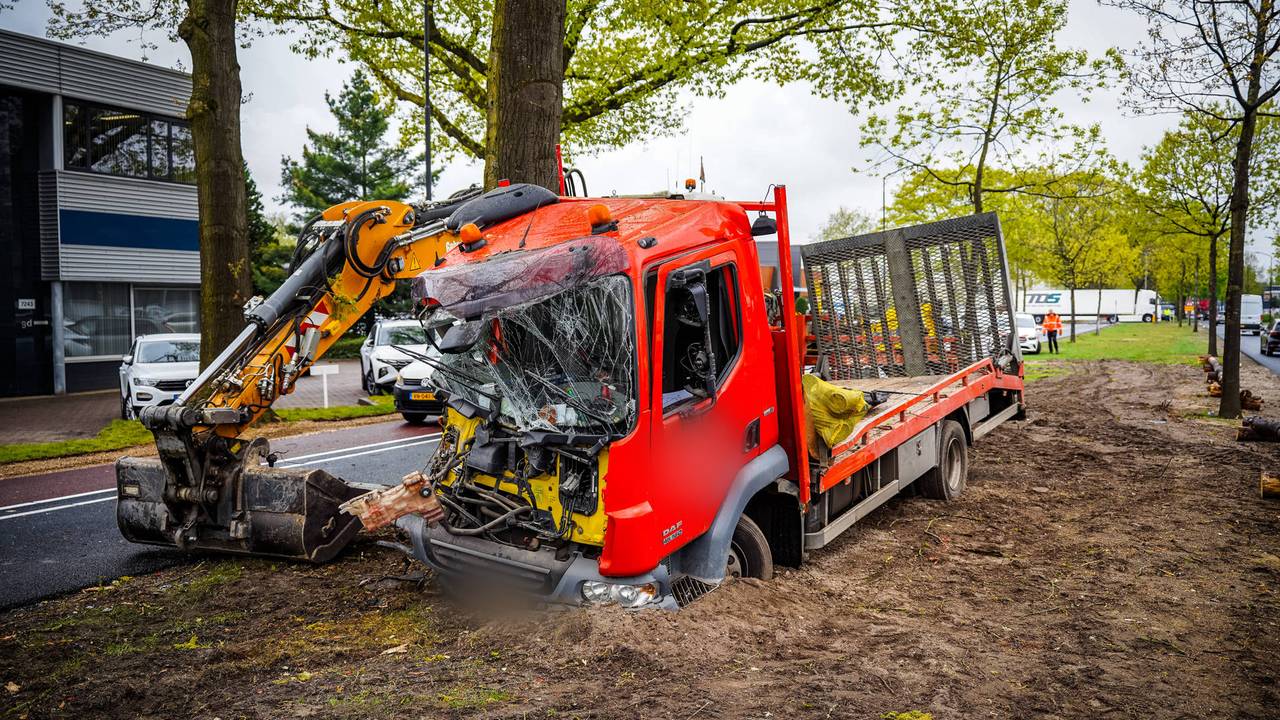 Vrachtwagen botst tegen meerdere bomen (foto: Lucas Lammers/Persbureau Heitink).
