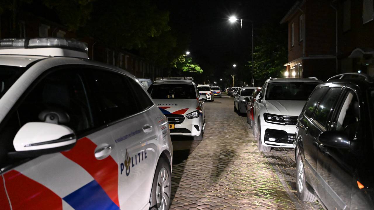 De Ahornstraat in Breda werd afgezet met politieauto's (foto: Perry Roovers/SQ Vision).