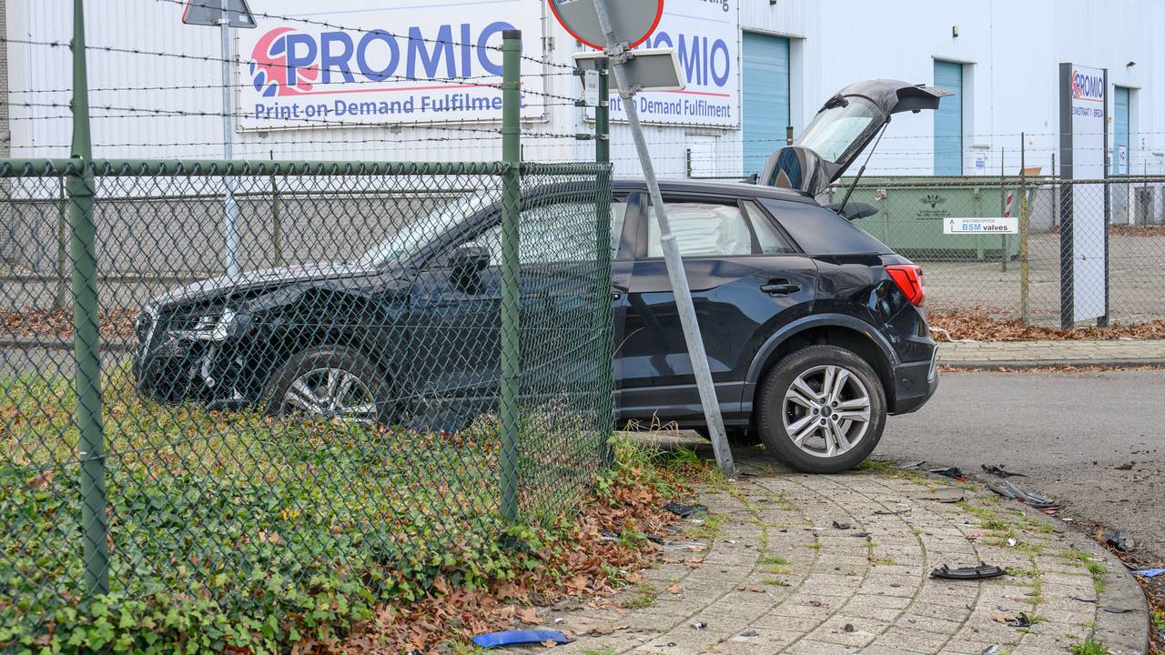 Ook de andere wagen kwam tegen een hek tot stilstand (foto: Tom van der Put/SQ Vision).