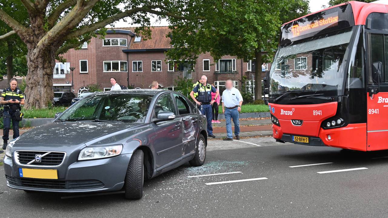 De auto en bus die elkaar raakten (foto: Perry Roovers/Persbureau Heitink).