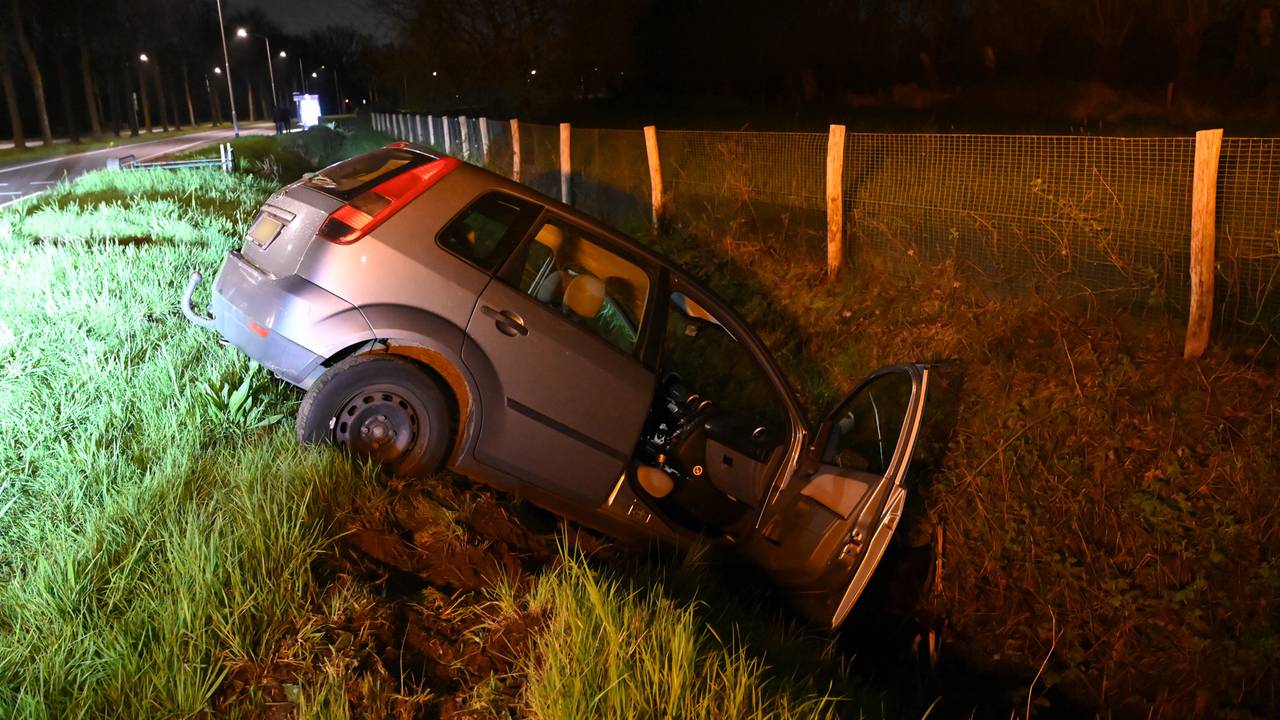 Auto raakt van de weg in Breda (Foto: Perry Roovers/SQ Vision)