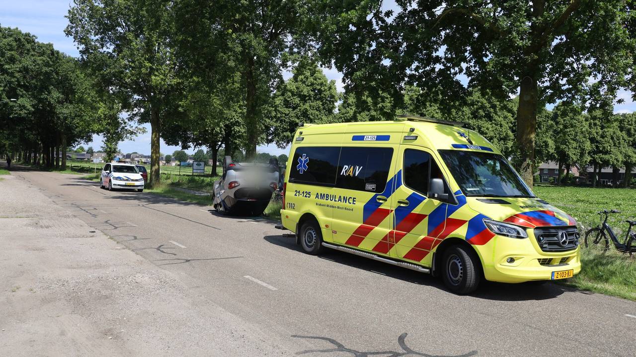 De automobilist werd na het ongeluk in Boekel nagekeken door ambulancepersoneel (foto: Kevin Kanters/SQ Vision).