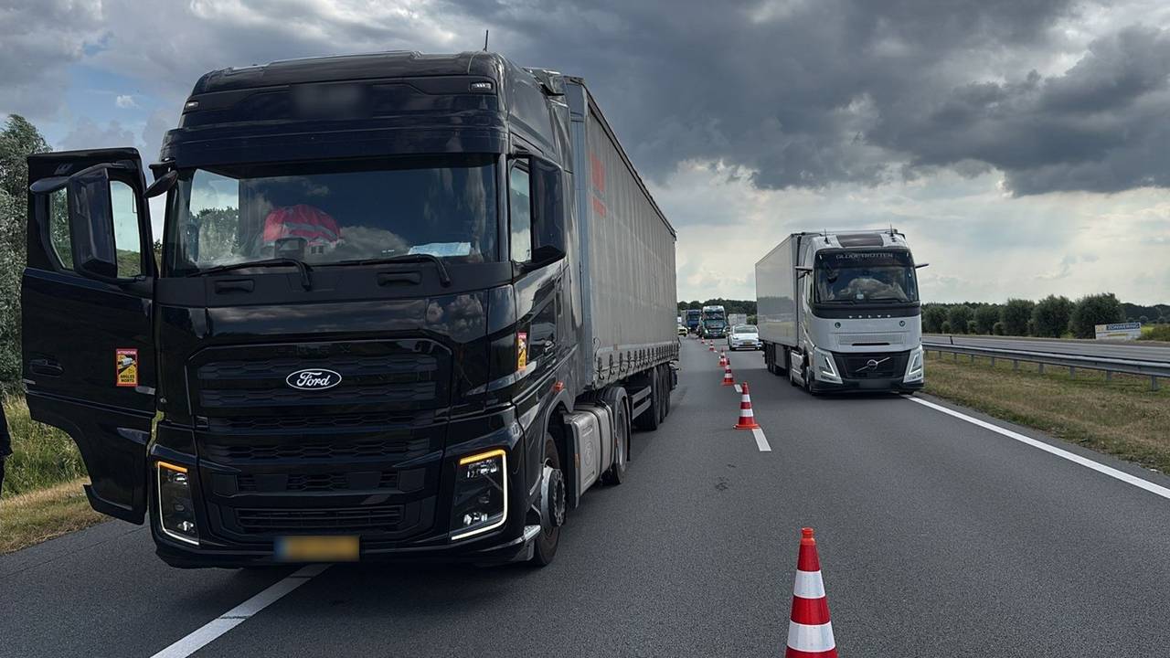 Op de A50 bij Ravenstein is een vrachtwagen stilgevallen (foto: Rijkswaterstaat)