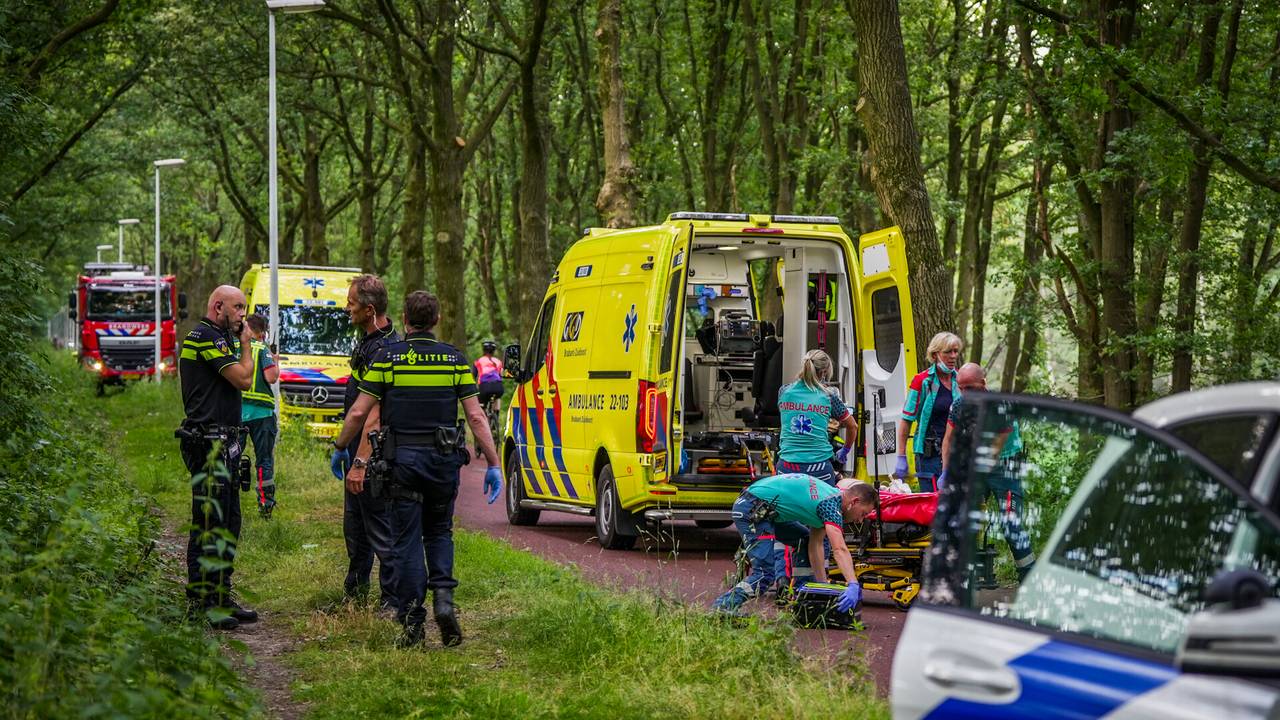 Scooterrijder in ziekenhuis overleden na botsing met boom.