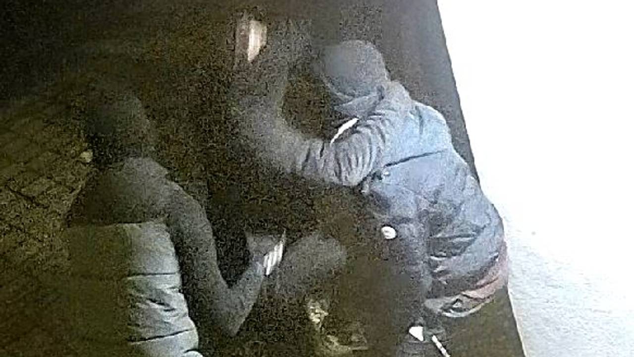 De inbrekers wat klunzig in de weer om op het dak te kunnen komen (foto: politie.nl).