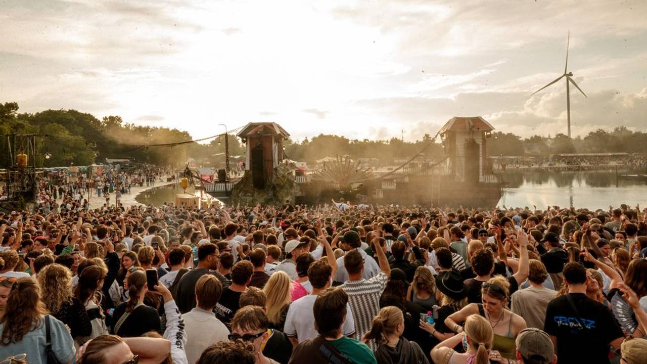 Het tweedaagse house- en technofestival Ploegendienst aan de Galderse Meren in Breda (foto: Kairos Events).