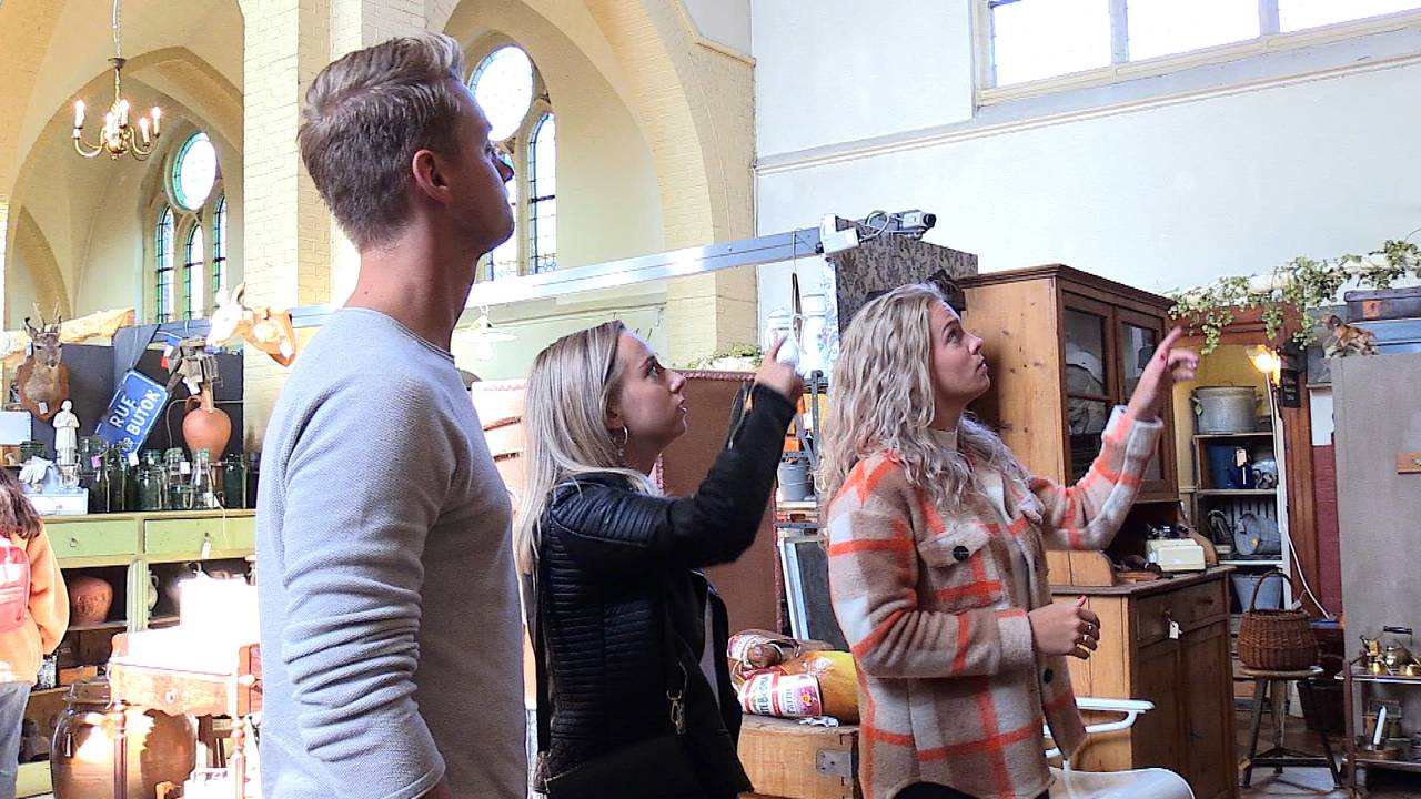 Broer en zussen Van Pelt bekijken de kerk die ze hebben gekocht