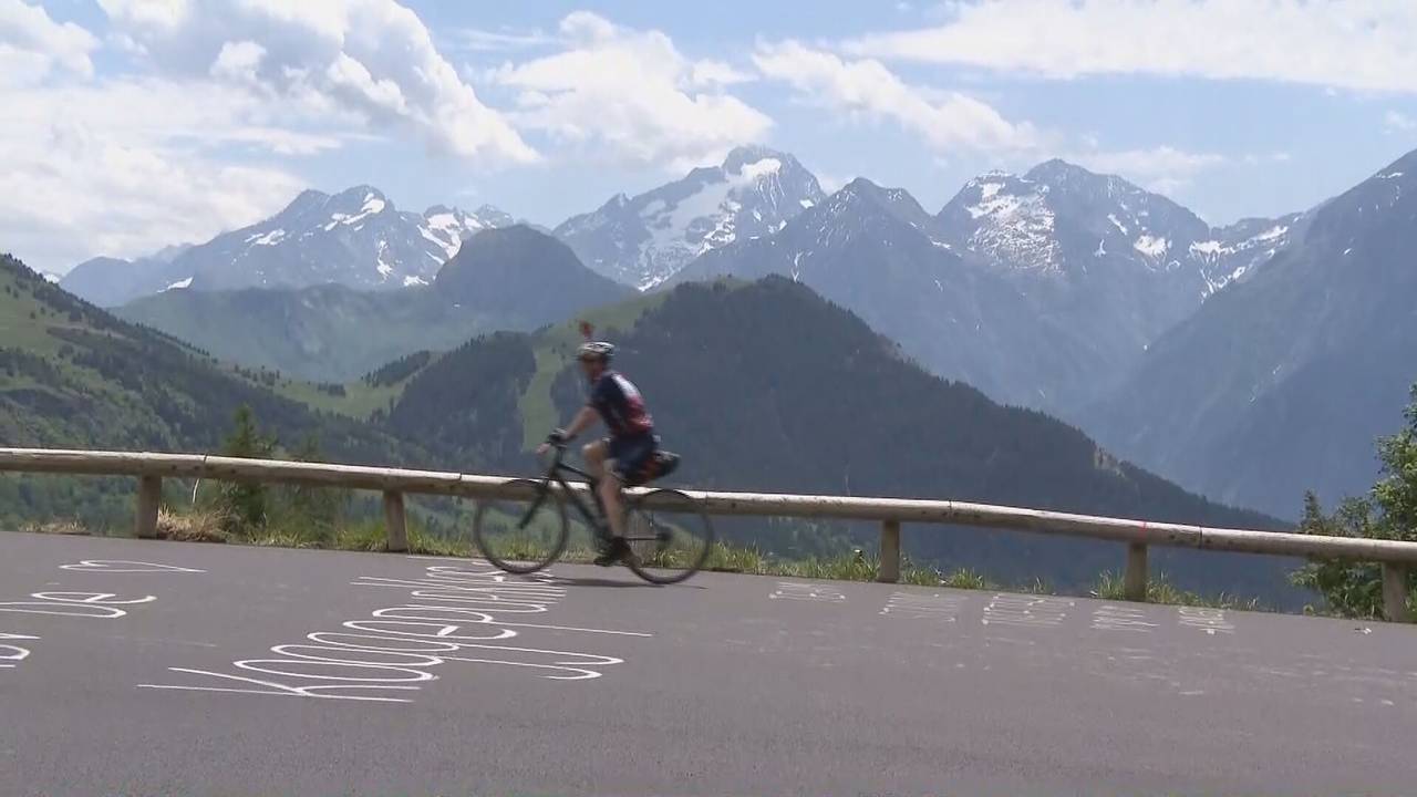 Eenzame fietsers gaan de berg Alpe d'Huez