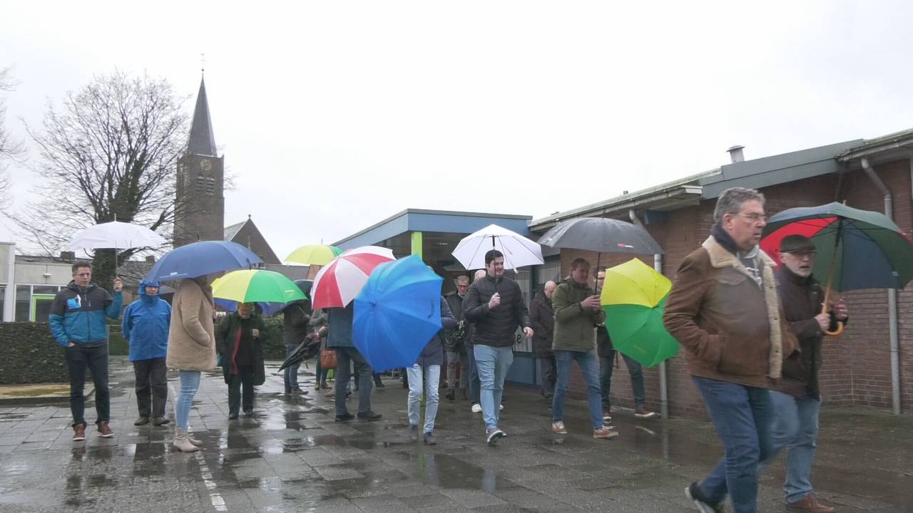 Delegatie van de gemeenteraad Roosendaal bezoekt Nispen (foto: Zuidwest TV)