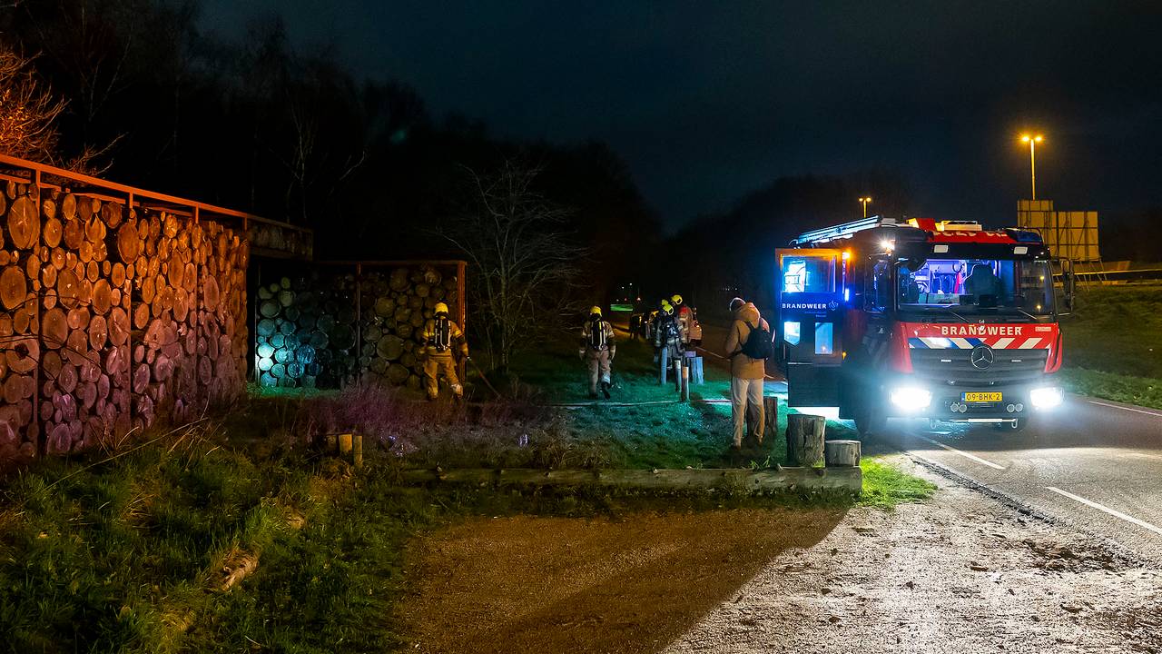 De brand woedde bij de toegangspoort van natuurgebied Landerij VanTosse in Oss (foto: Gabor Heeres/SQ Vision).