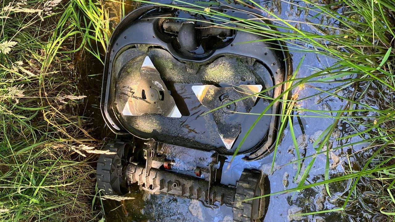 Jan trouve son robot tondeuse très cher en morceaux dans le fossé