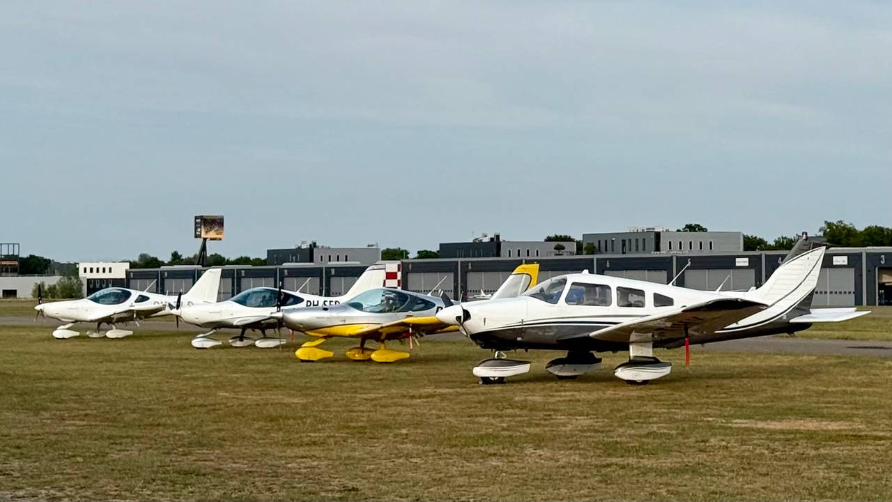 Vliegtuigen op Breda International Airport (foto: Erik Peeters)