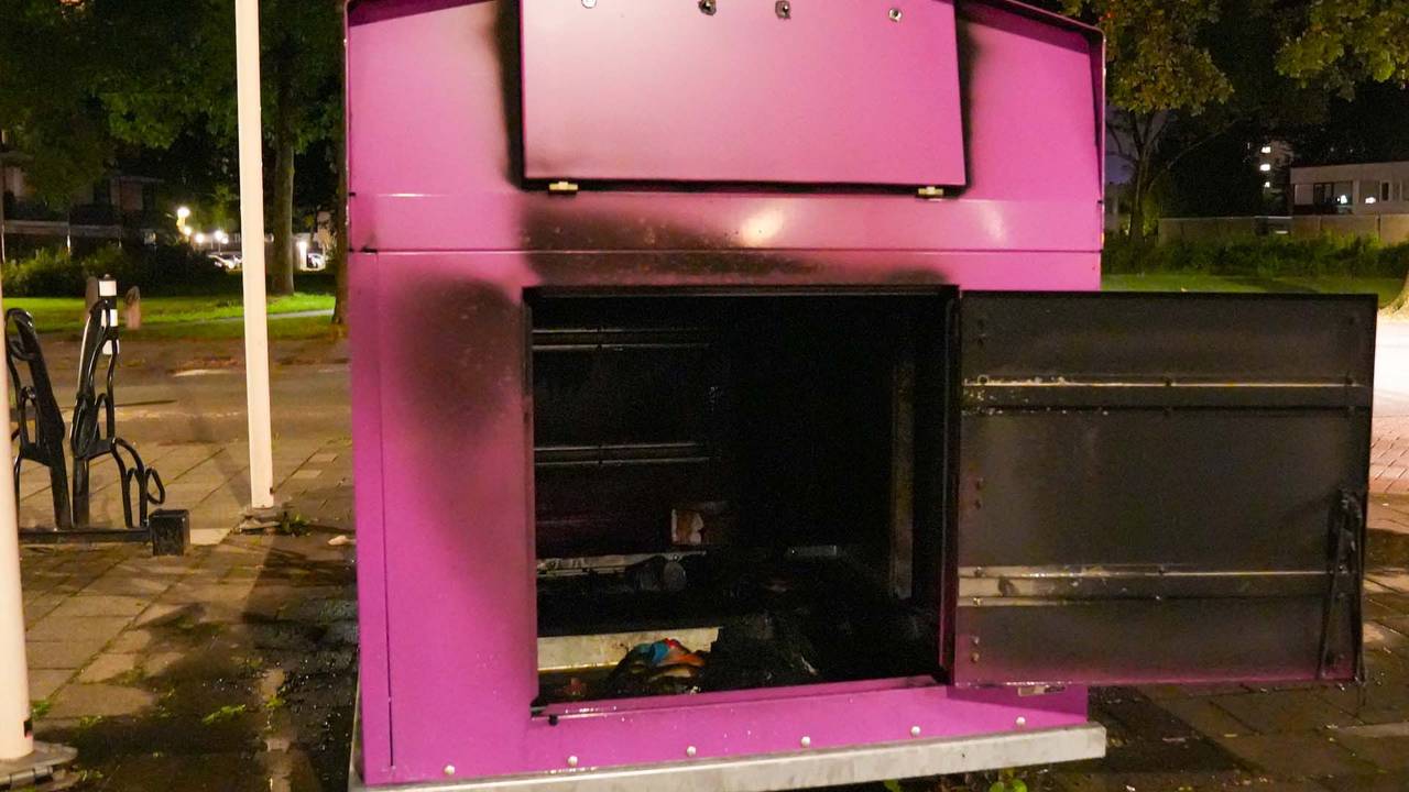 De containers aan het Nieuwveld in Helmond brandden allebei uit (foto: Harrie Grijseels/SQ Vision).