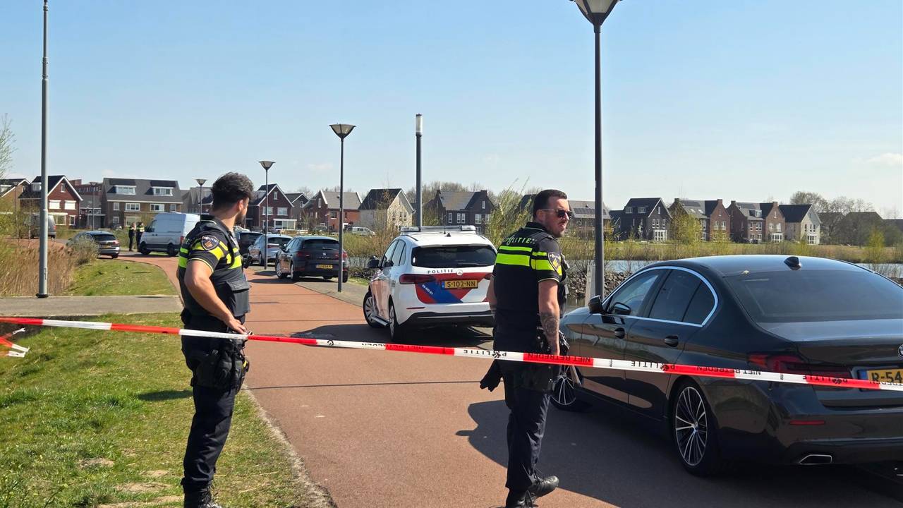 De politie is in het water op zoek naar iets, maar wat is niet duidelijk (foto: Noël van Hooft).