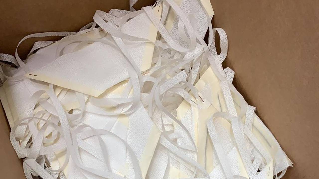 Een doos vol mondmaskers (foto: Brabant Mondmasker Initiatief).