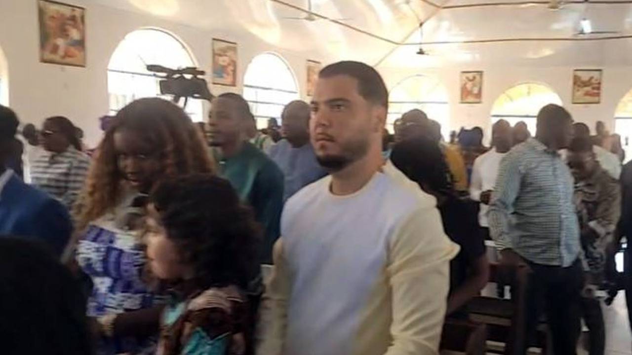 Bolle Jos naast de dochter van de president (beeld: First Lady Fatima Maada Bio/Facebook).