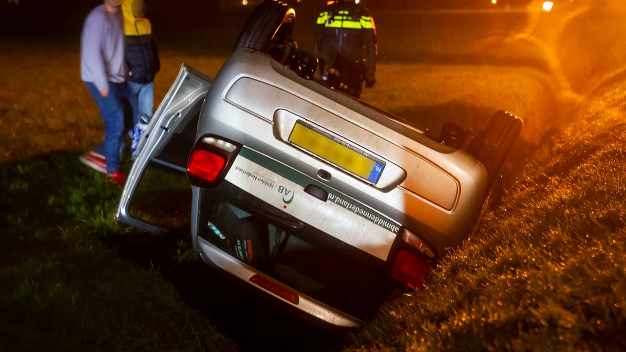 De wagen sloeg over de kop (foto: Gabor Heeres/SQ Vision Mediaprodukties).