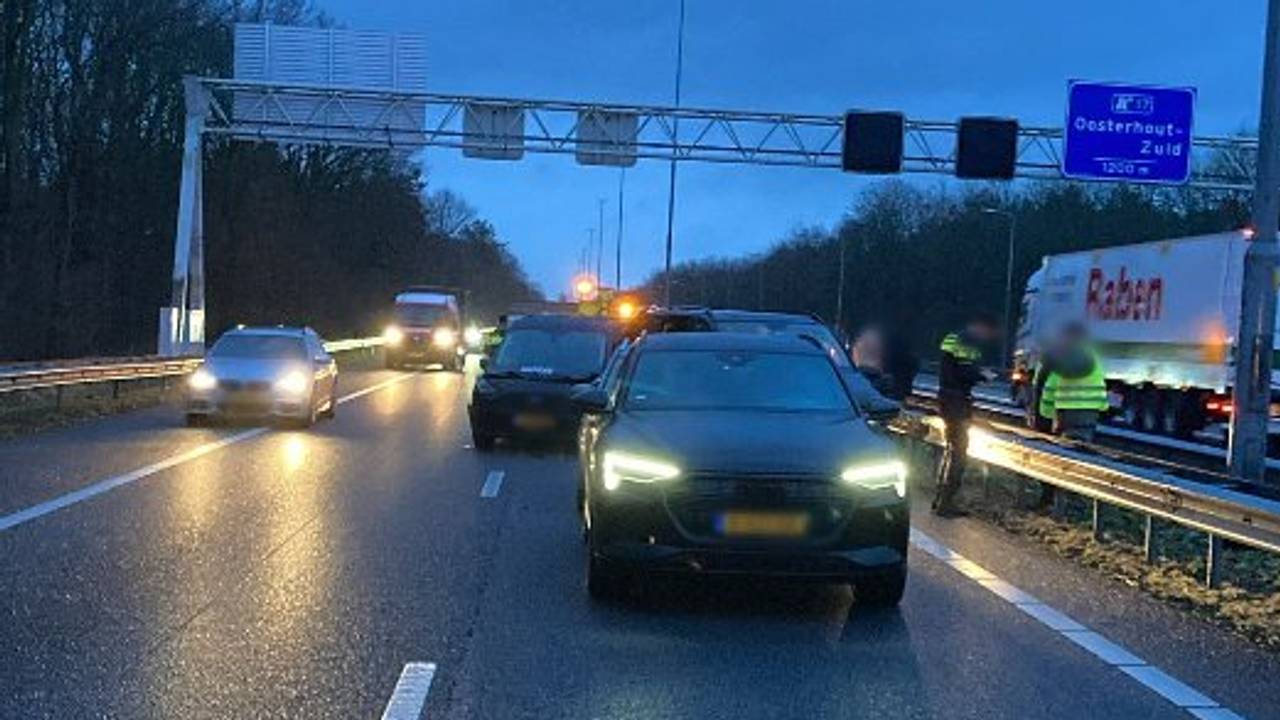 Ongeluk met meerdere autos op A27 bij Breda, uur vertraging.