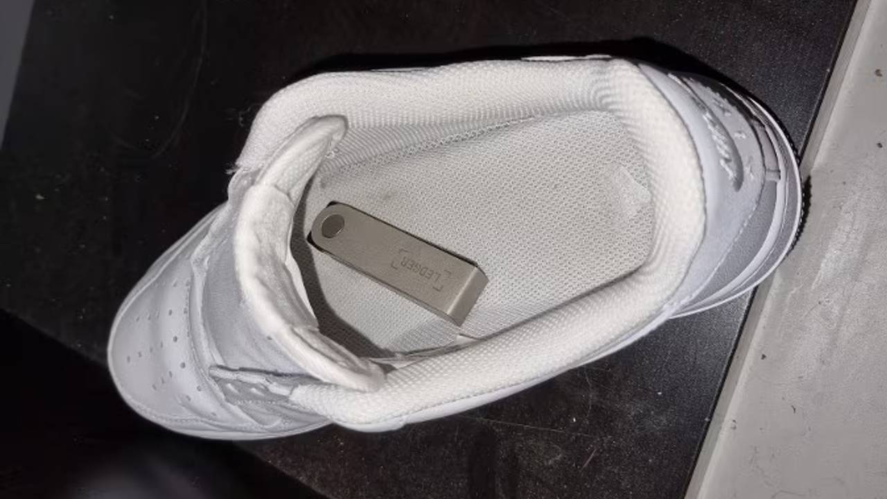 In deze sneaker deed de politie de miljoenenvondst (foto: politie).