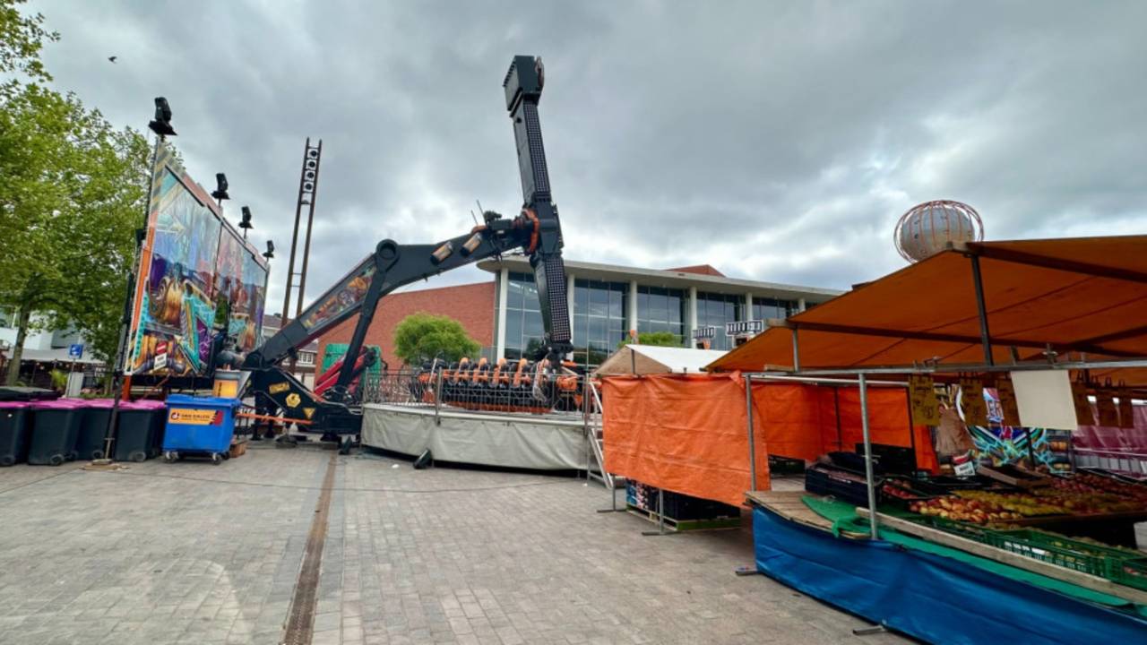 Kermisattractie Energizer nog steeds op het Marktplein, nu tussen marktkraampjes (foto: NH Nieuws).