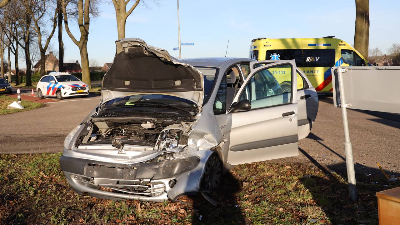 Het ongeluk in Odiliapeel zijn gebeurd zijn na een voorrangsfout (foto: Marco van den Broek/SQ Vision).