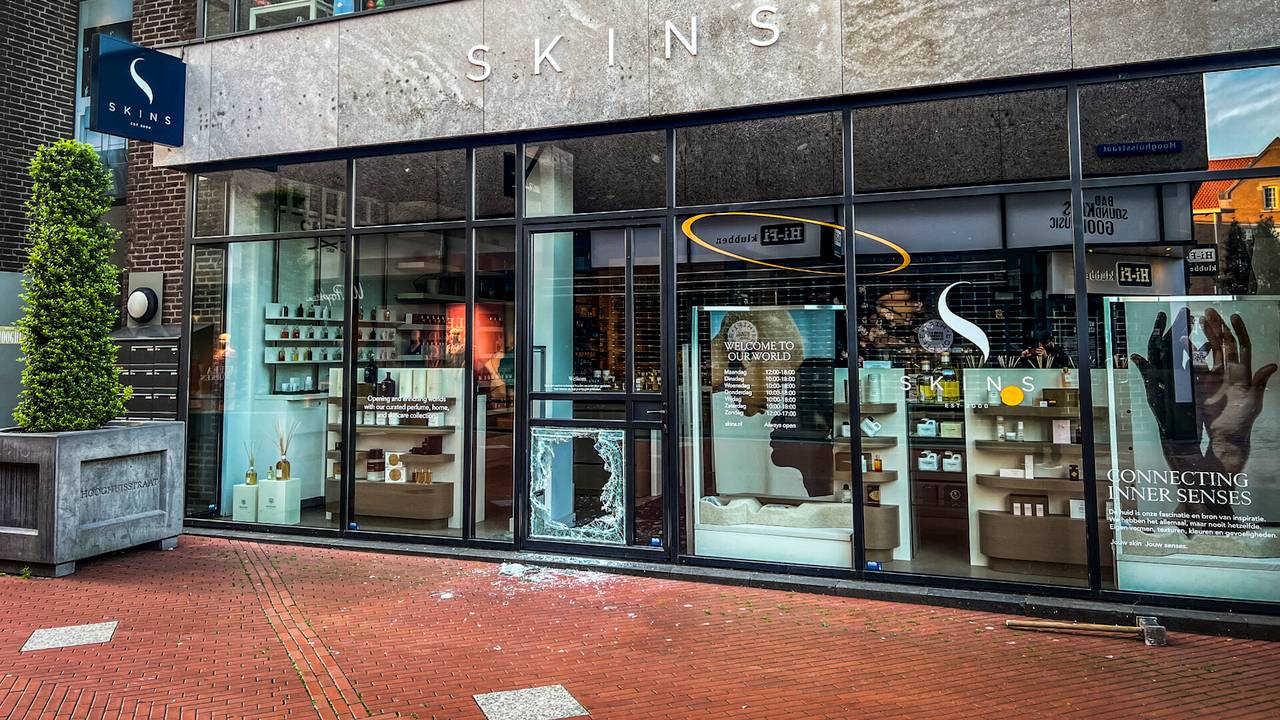 Inbrekers slaan winkelruit aan diggelen (Foto: SQ Vision)