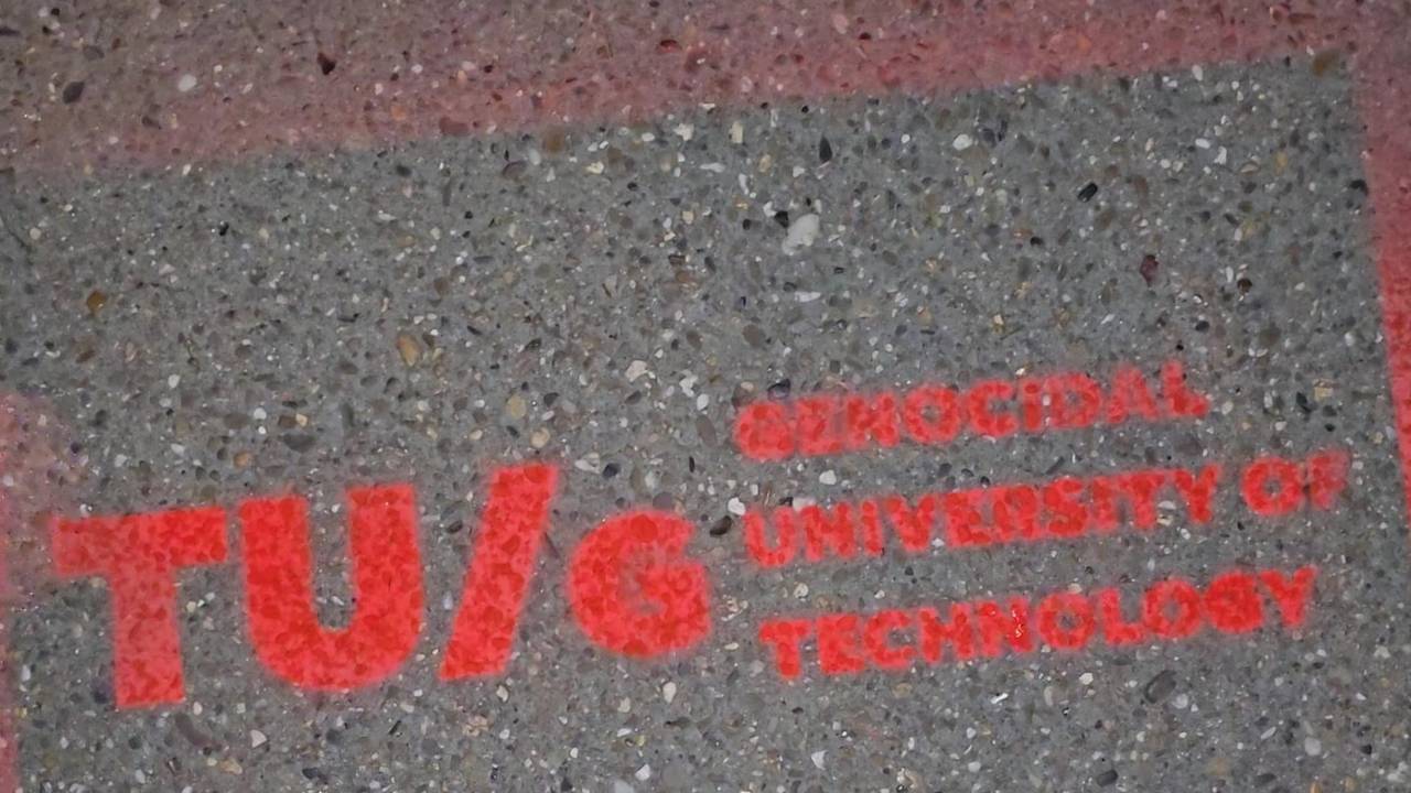 Een van de bekladdingen met spuitstoepkrijt (foto:University Rebellion)