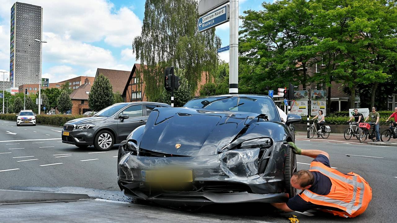 Dure en vrij nieuwe Porsche in kreukels na botsing met bestelbus.