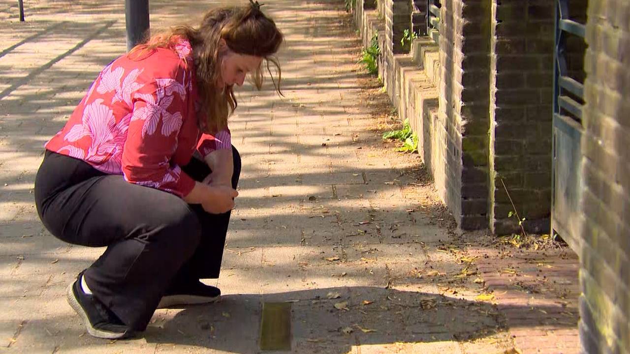 Elke Vierveijzer bij de struikelsteen voor 39 vermoorde Joodse kinderen (foto: Omroep Brabant).