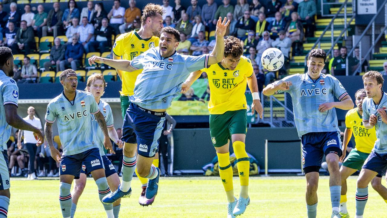 Willem II-verdediger Raffael Behounek verliest een luchtduel tegen Fortuna Sittard (foto: ANP, Marcel van Hoorn).