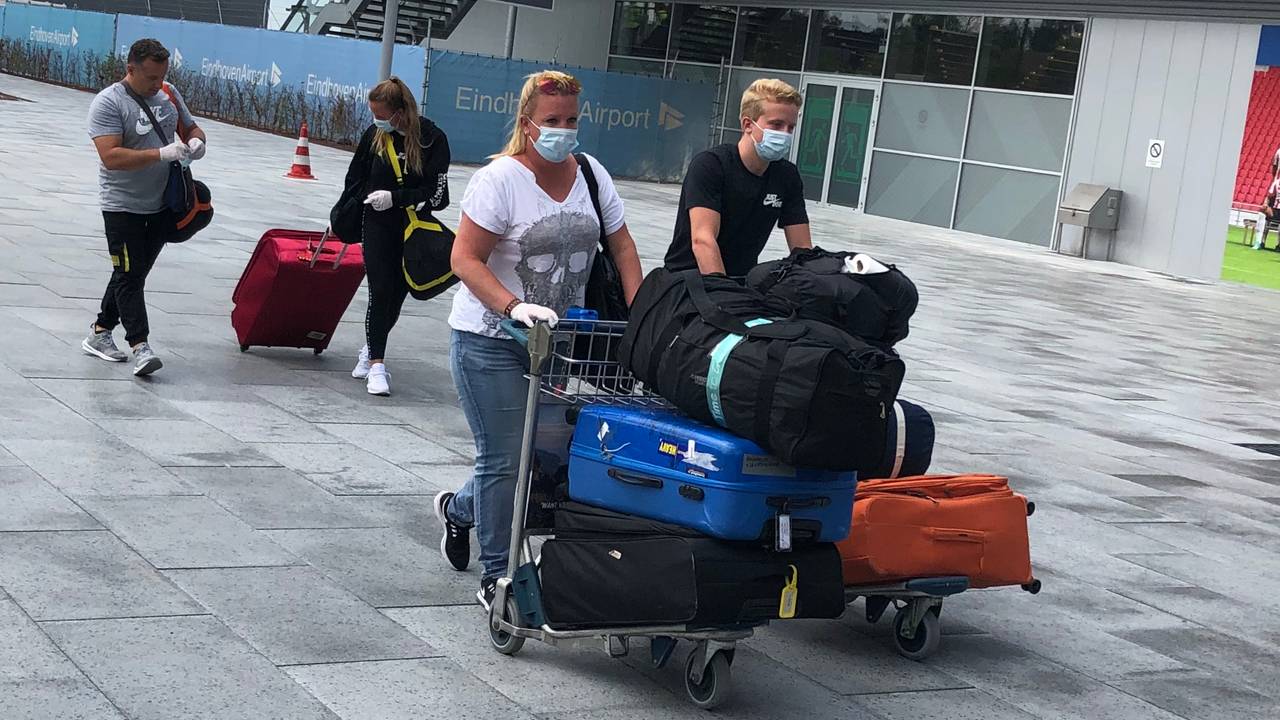 Mondkapjes zijn verplicht bij Eindhoven Airport (foto: Rogier van Son)