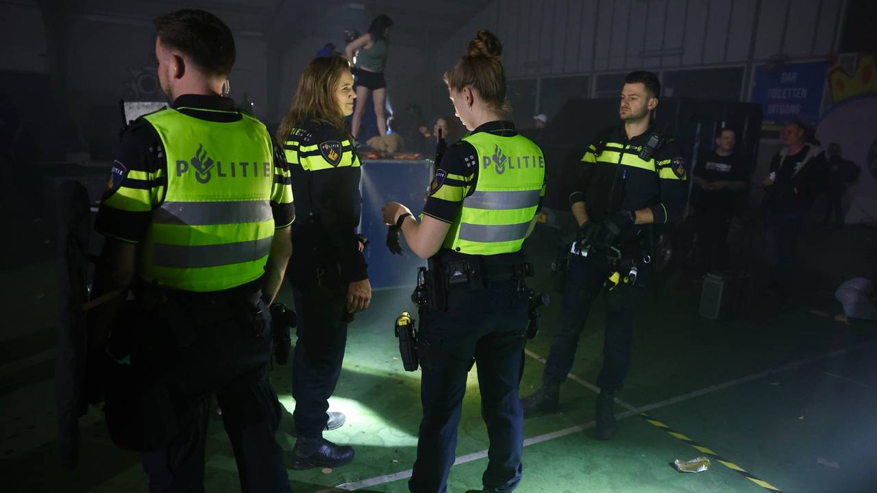 Agenten stopten het illegale feest in Best.