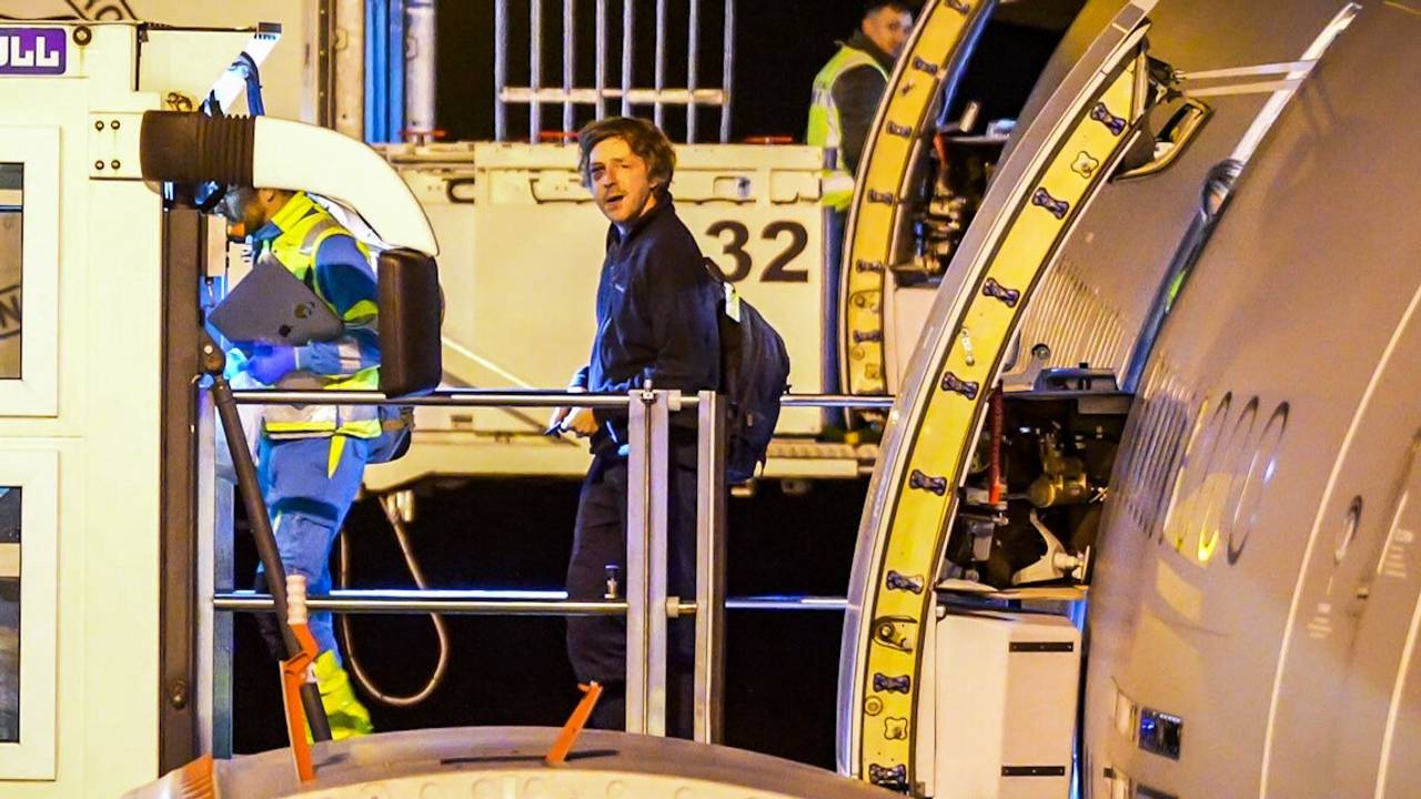 De gewonde oorlogsjournalist Robin Ramaekers komt aan in Eindhoven (foto: SQ Vision).