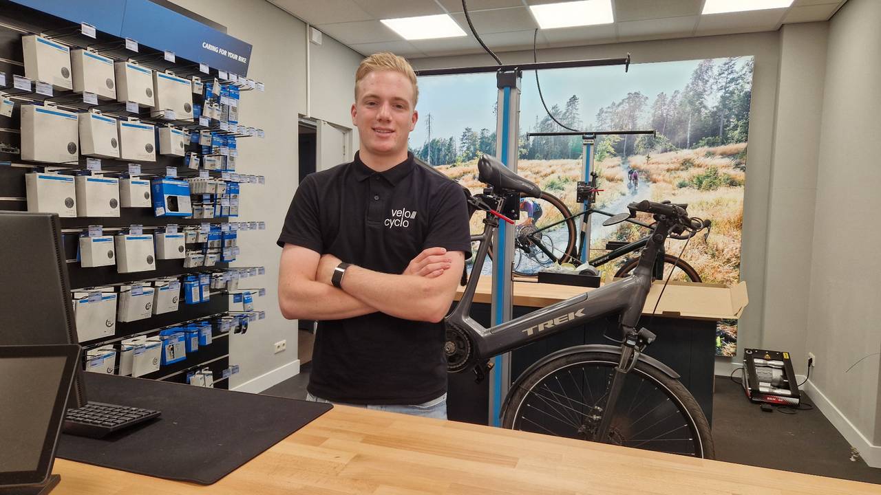 De trotse eigenaar van de fietsenwinkel (foto: Tom Berkers).